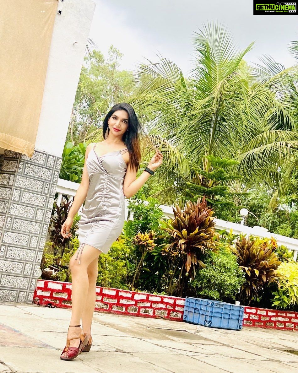 Kriti verma Instagram - Hello sunshine 🌞 . . . . . . #kriti #kritiverma #actor #roadies #biggboss #mtv #tallgirl #longlegs#actorslife #webseriescomingsoon #teacher #jaimatadi🙏🏻🧿