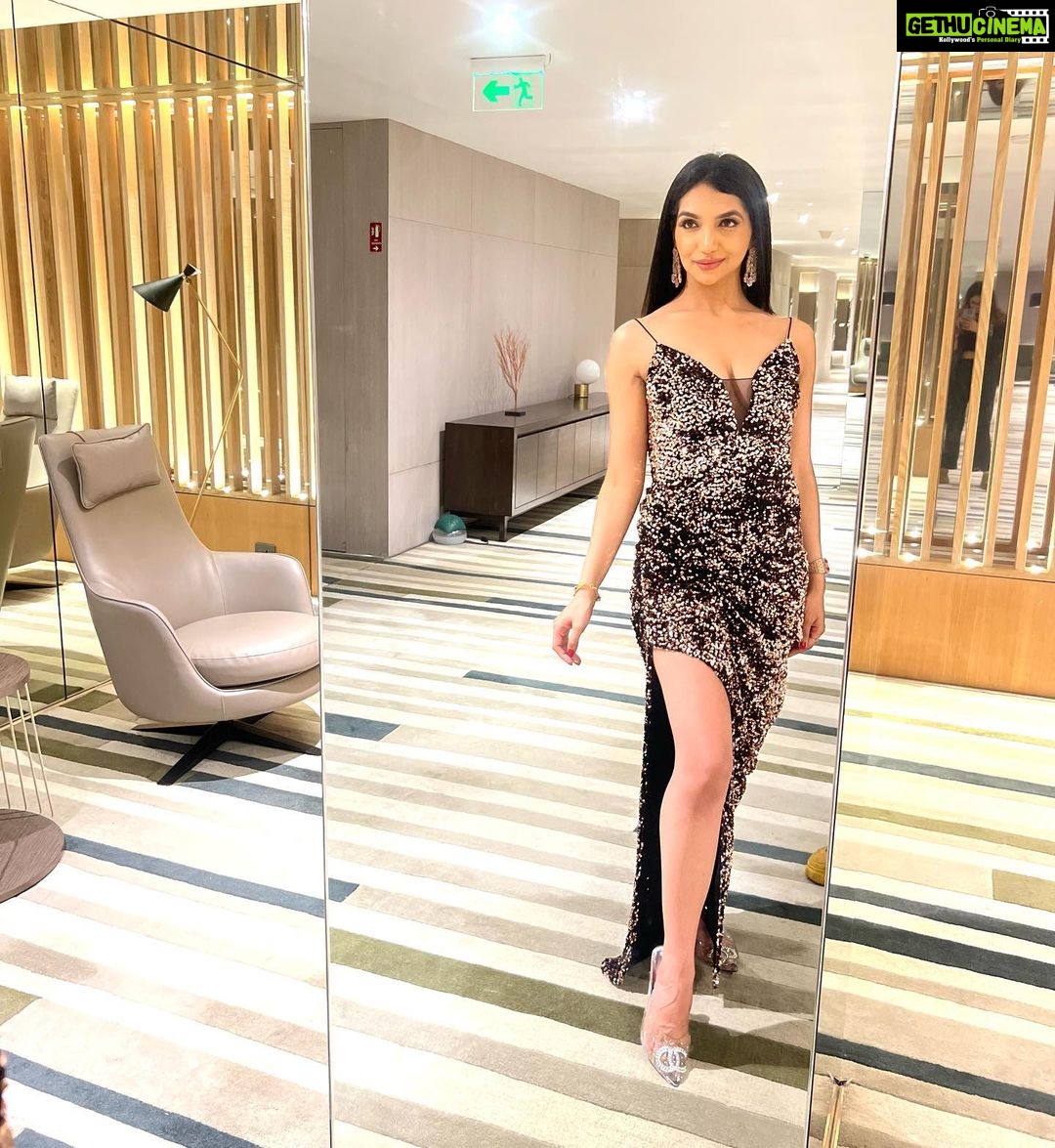 Kriti verma Instagram - Some selfies before I change for the next dance Entry 🧿🔥 . . . . . . . #event #eventdiaries #kriti #kritiverma #biggboss #post #potd #insta #instagram #gown #shimmer #roadies #mtv #tallgirl #showstopper #explore #foryou #foryourpage #jaimatadi🙏🏻