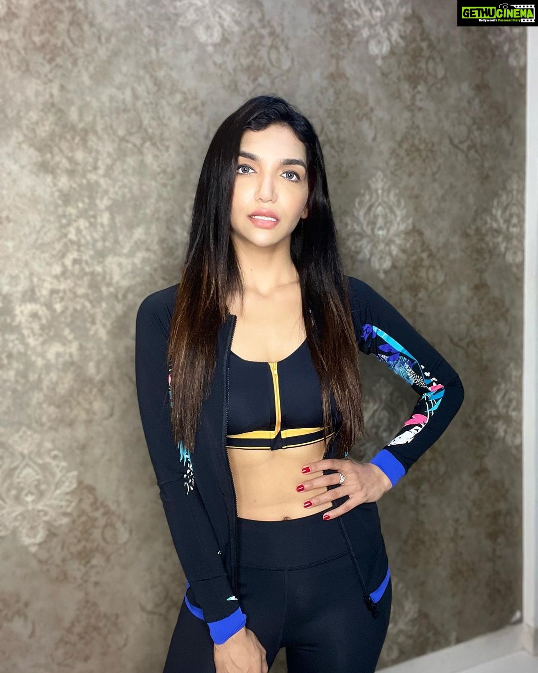 Kriti verma Instagram - Hello hidden abs ππ§Ώβ€οΈ . . . . . . #kriti #kritiverma #instagood #instapost #potd #tallgirl #actor #actorslife #bts #shot #biggboss #roadies #mtv #bcl #tbjjn #simran #kalakalachashma #jacket #sports #sportswear #gym #gymdiaries #jaimatadi ππ»