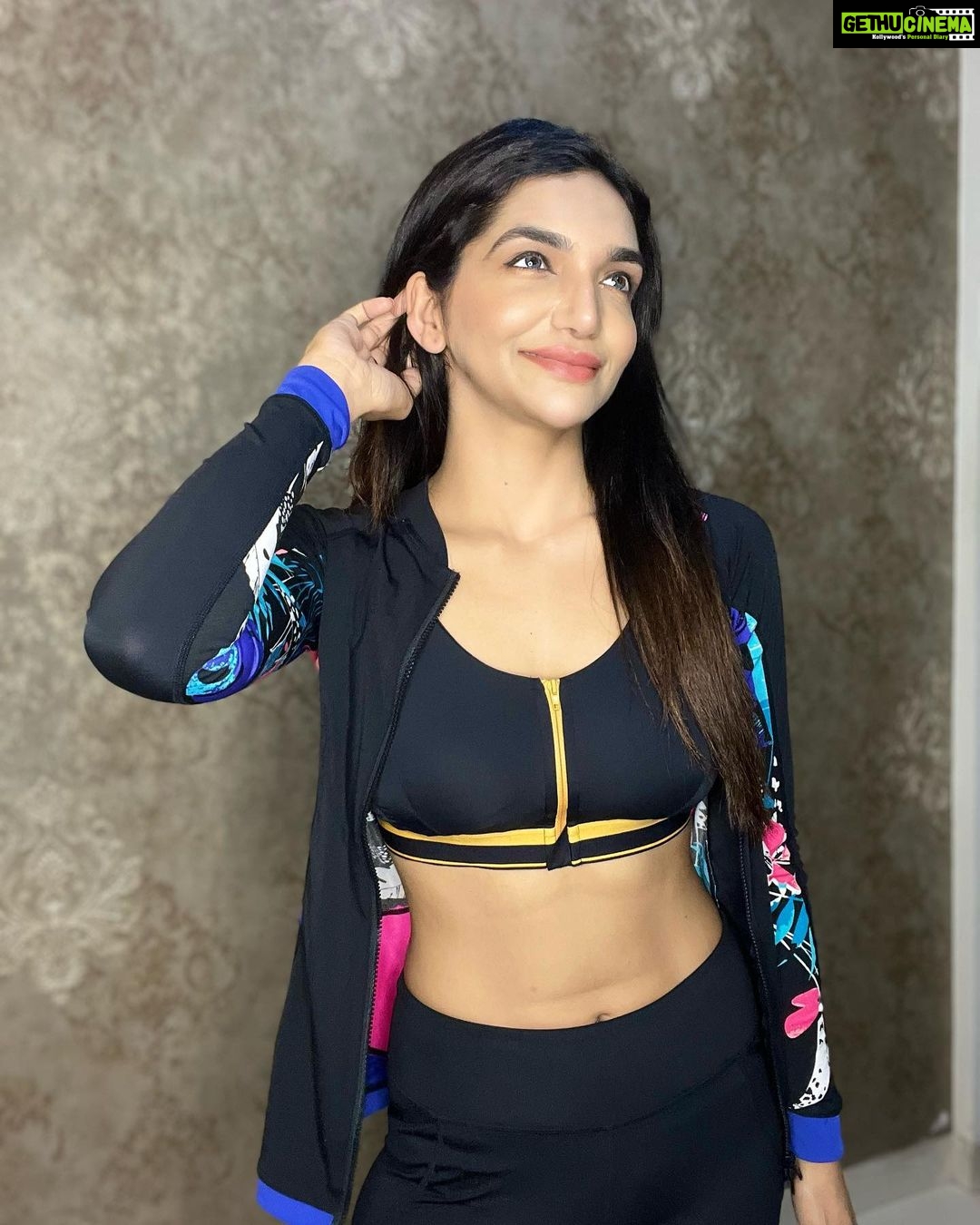 Kriti verma Instagram - Hello hidden abs ππ§Ώβ€οΈ . . . . . . #kriti #kritiverma #instagood #instapost #potd #tallgirl #actor #actorslife #bts #shot #biggboss #roadies #mtv #bcl #tbjjn #simran #kalakalachashma #jacket #sports #sportswear #gym #gymdiaries #jaimatadi ππ»
