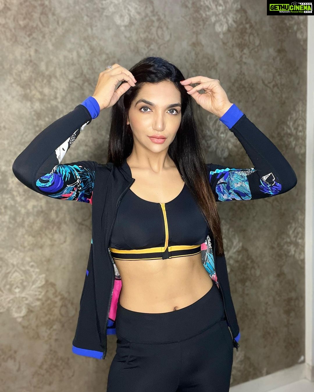 Kriti verma Instagram - Hello hidden abs ππ§Ώβ€οΈ . . . . . . #kriti #kritiverma #instagood #instapost #potd #tallgirl #actor #actorslife #bts #shot #biggboss #roadies #mtv #bcl #tbjjn #simran #kalakalachashma #jacket #sports #sportswear #gym #gymdiaries #jaimatadi ππ»