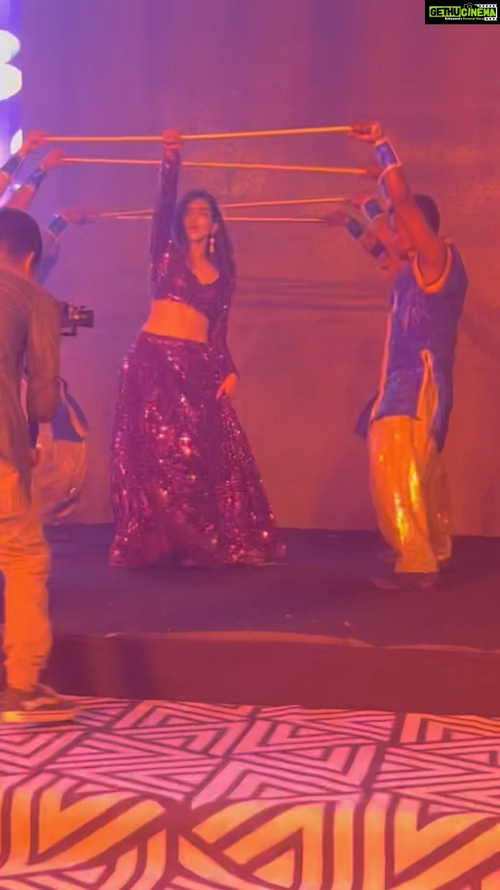 Kriti verma Instagram - Glimpse from the last night’s show. What an amazing show it was 🧿 Loved to be a part of such amazing nights❤️🥰💥🔥 . . . . . . . . . #kriti #kritiverma #reel #reelsinstagram #event #eventdiaries #biggboss #roadies #mtv #bcl #simran #dance #dancereels #live #stage #performer #prrformance #kalakalachashma #jaimatadi 🙏🏻