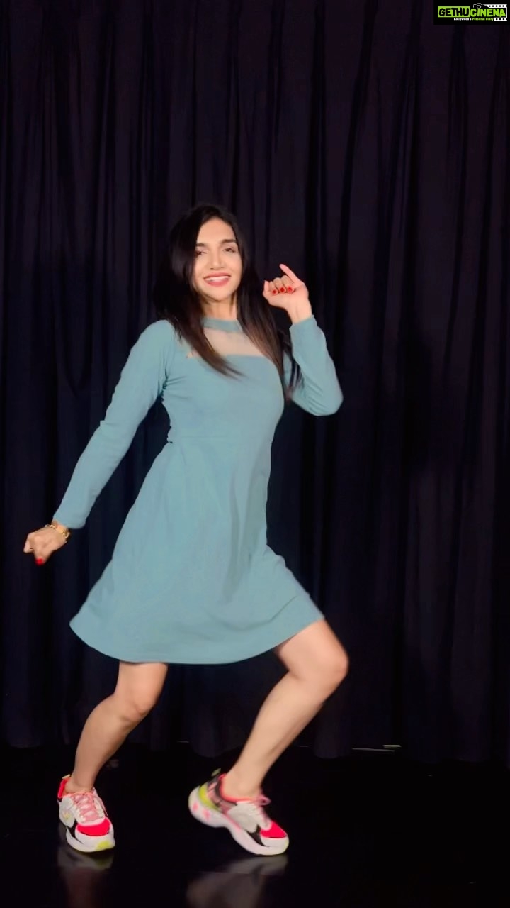 Kriti verma Instagram - Soo much fun while shooting this 😛 . . . . . . . #reel #reelkarofeelkaro #reelsinstagram #kriti #kritiverma #dance #trending #viral #viralvideos Bravo Dance Studio