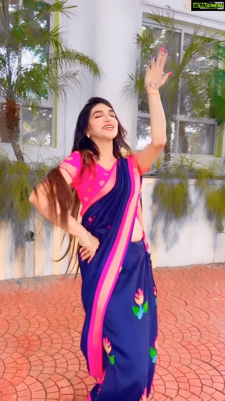Kriti verma Instagram - Meri Patli Kamar..teerchi nazar 🧿🔥 . . . . . . #reel #reelsinstagram #reelsvideo #dance #kriti #kritiverma #reelkarofeelkaro #dance #saaree #ethnic #jaimatadi🙏🏻