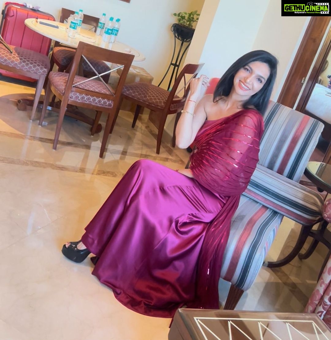 Kriti verma Instagram - Smiles are always in fashion. 😊 . . . . . #event #eventdiaries #kriti #kritiverma #gown #tallgirl #punjabi #actor #actress #explore #explorepage #foryou #foryourpage #trending #actorslife #biggboss #roadies #bigboss #jaimatadi 🙏🏻🧿 The Lalit Mumbai