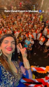 Kriti verma Instagram - It was soo much of love that was bestowed upon me..feel soo blessed🧿 Jai Shree Krishna 🙏🏻🙏🏻 . . . . . . . #kriti #kritiverma #reel #event #eventdiaries #dahihandi #jaimatadi #reeltoreel #reelitfeelit #reelkarofeelkaro #celebrity #appearance #mumbaidiaries #actor #actorslife 🧿 Mumbai , Malad