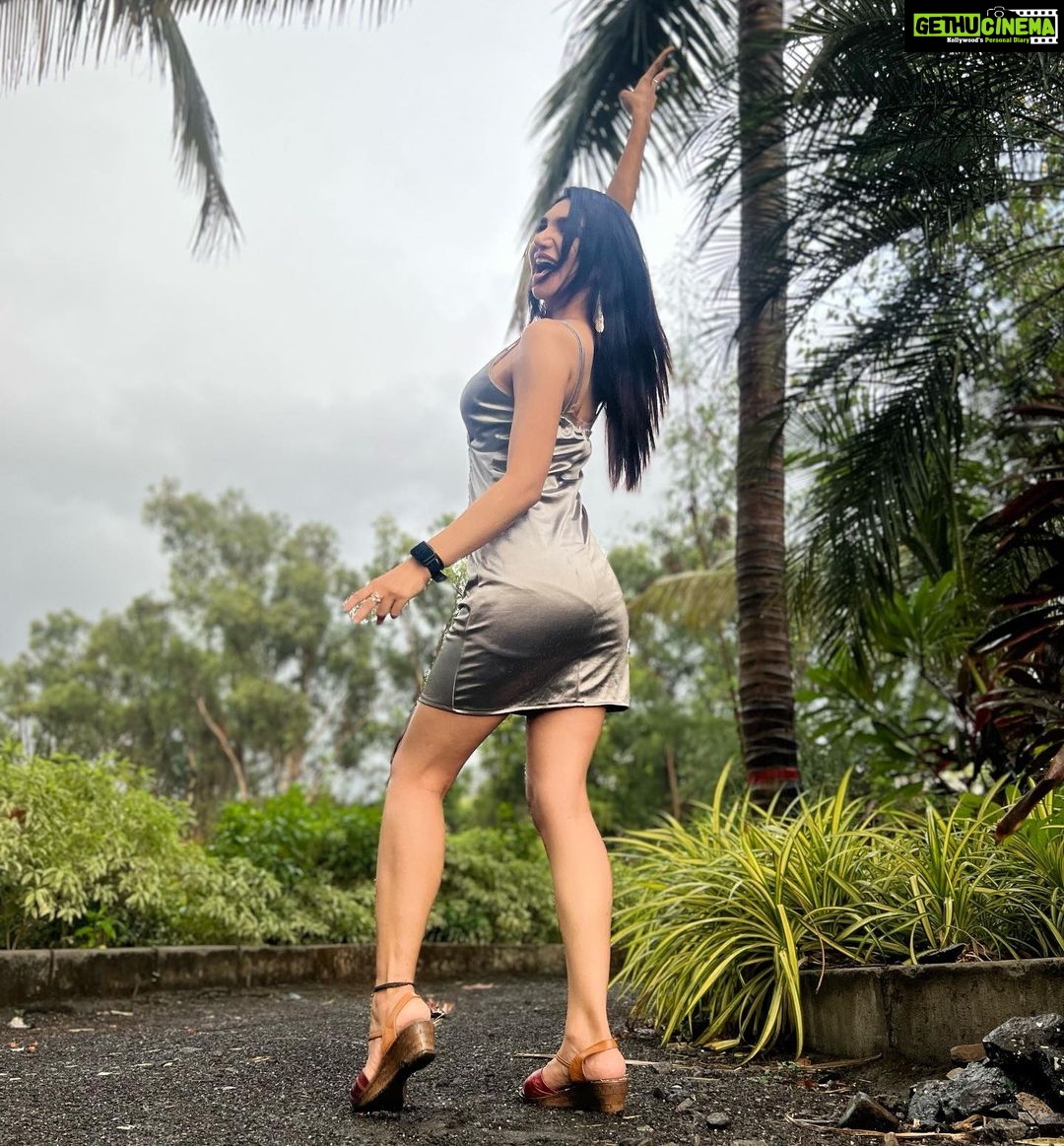 Kriti verma Instagram - Just enjoying the monsoons 🌨 . . . . . . . #kriti #kritiverma #love #rains #tall #tallgirls #webseries #teacher #comingsoon #actor #model #biggboss #roadies #jaimatadi