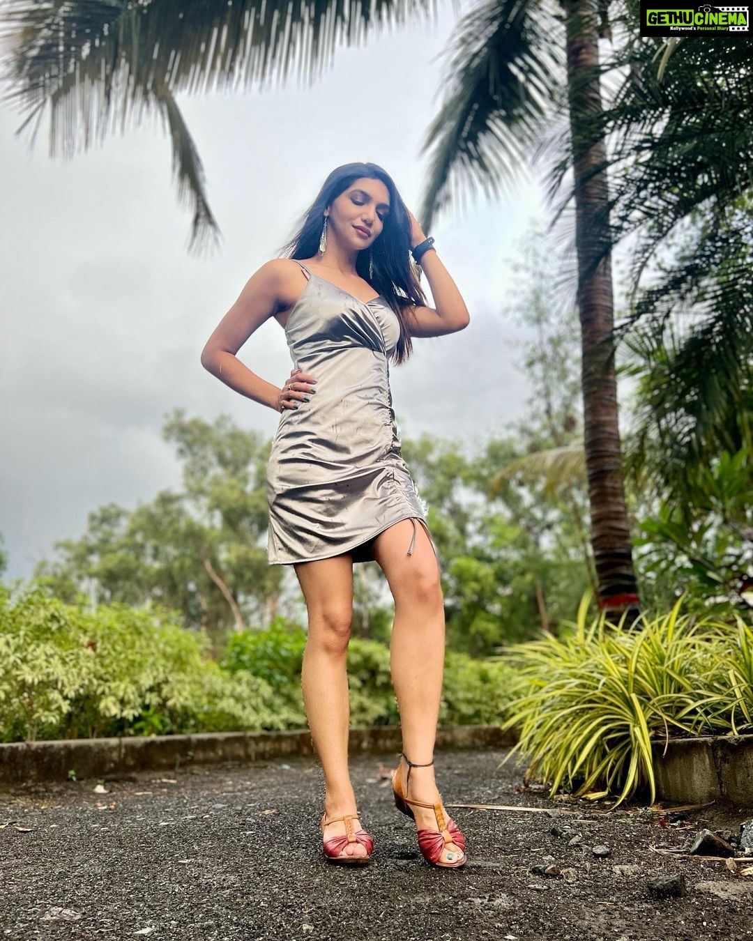 Kriti verma Instagram - Wsp beautiful?? 🦋 Well I was talking about the weather..what did u think 🤷🏼♀️ . . . . . . . . #kriti #kritiverma #model #actor #webseries #comingsoon #teacher #tallgirl #shootdiaries #jaimatadi🙏🏻 #explore #foryou #foryourpage #rainyday