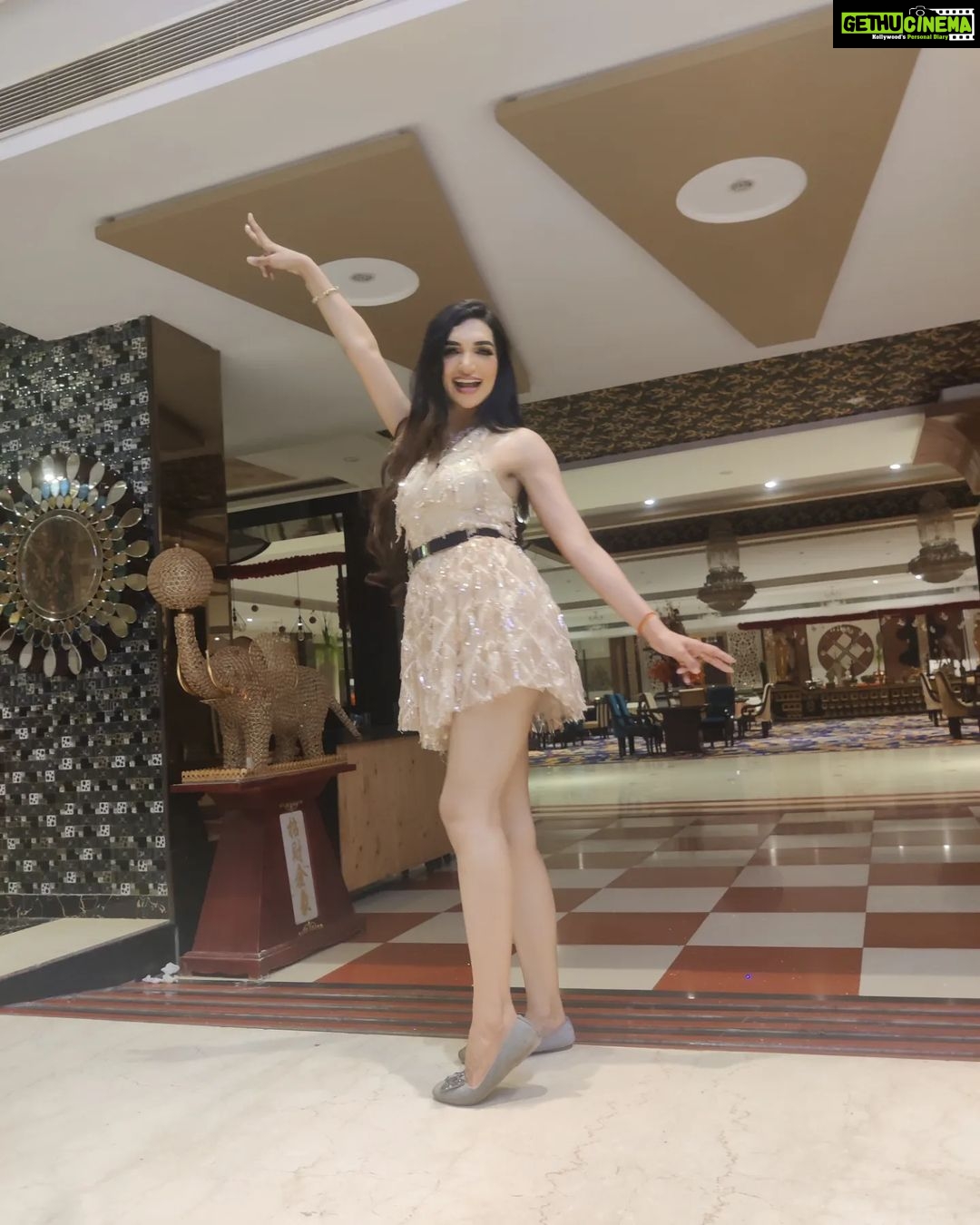 Kriti verma Instagram - Happiness after a successful show... My fav pic is the last one .. Find out why ?? @kanchan6155 ❤️ . . . . . . #kriti #kritiverma #event #eventdiaries #shortdress #show #stage #biggboss #roadies #dancingqueen #potd #explore #foryou #foryourpage #jaimatadi🙏🧿