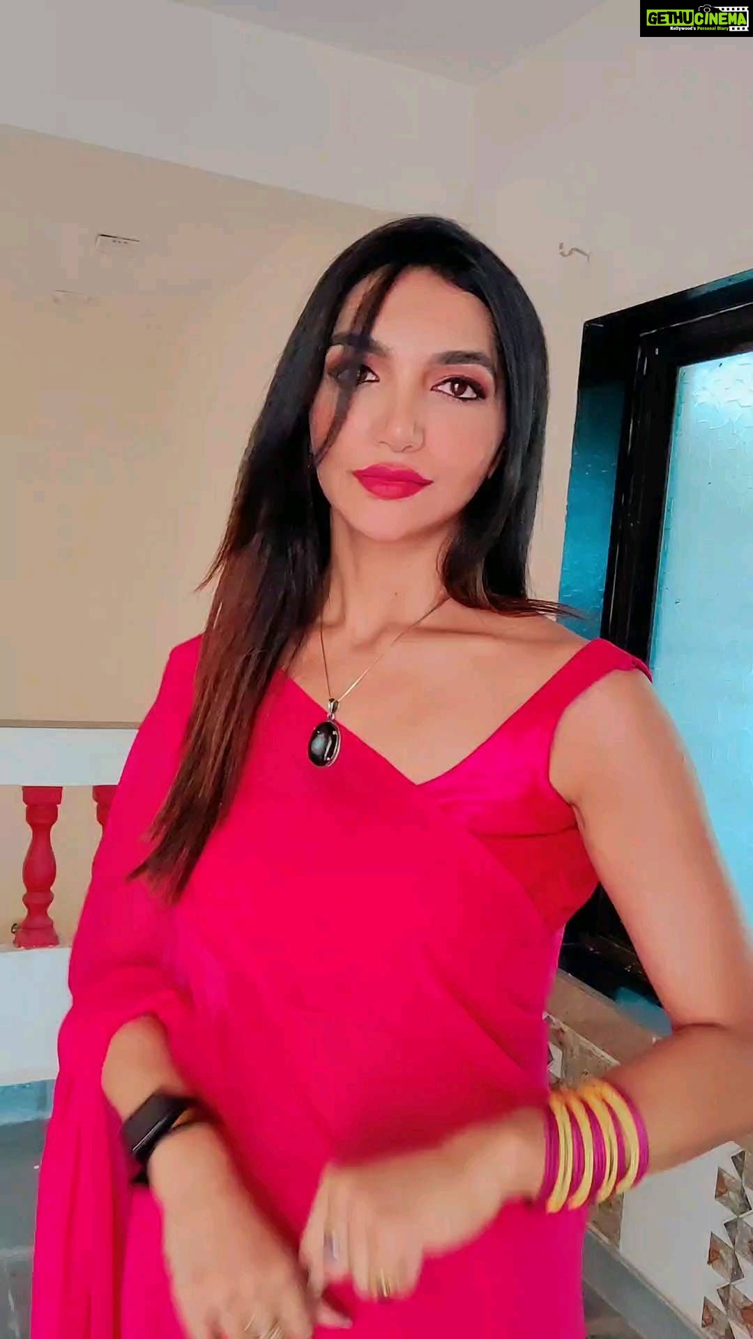 Kriti verma Instagram - All those who know me can relate to this soo well๐๐ . . . . . . #reelsinstagram #reelitfeelit #reelkarofeelkaro #trending #trendingreels #pinklove #foryou #foryourpafe #explore #kriti #kritiverma