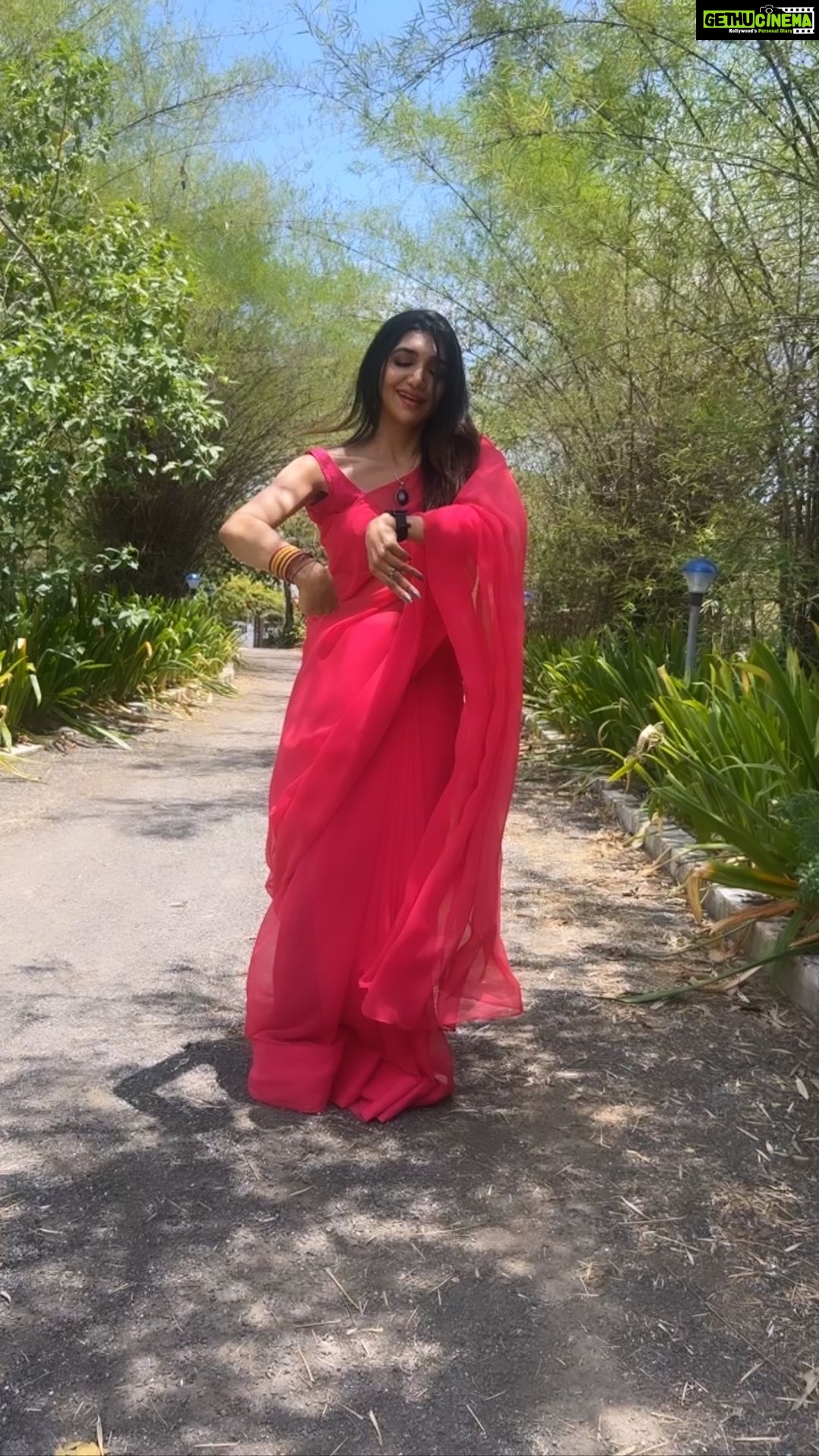 Kriti verma Instagram - Smooth 🔥 . . . . . . . . #reels #reelsinstagram #dance #pink #saaree #trending #trendingreels #arabickuthu #halamithihabibo #poojahegde #explore #foryou #foryourpage