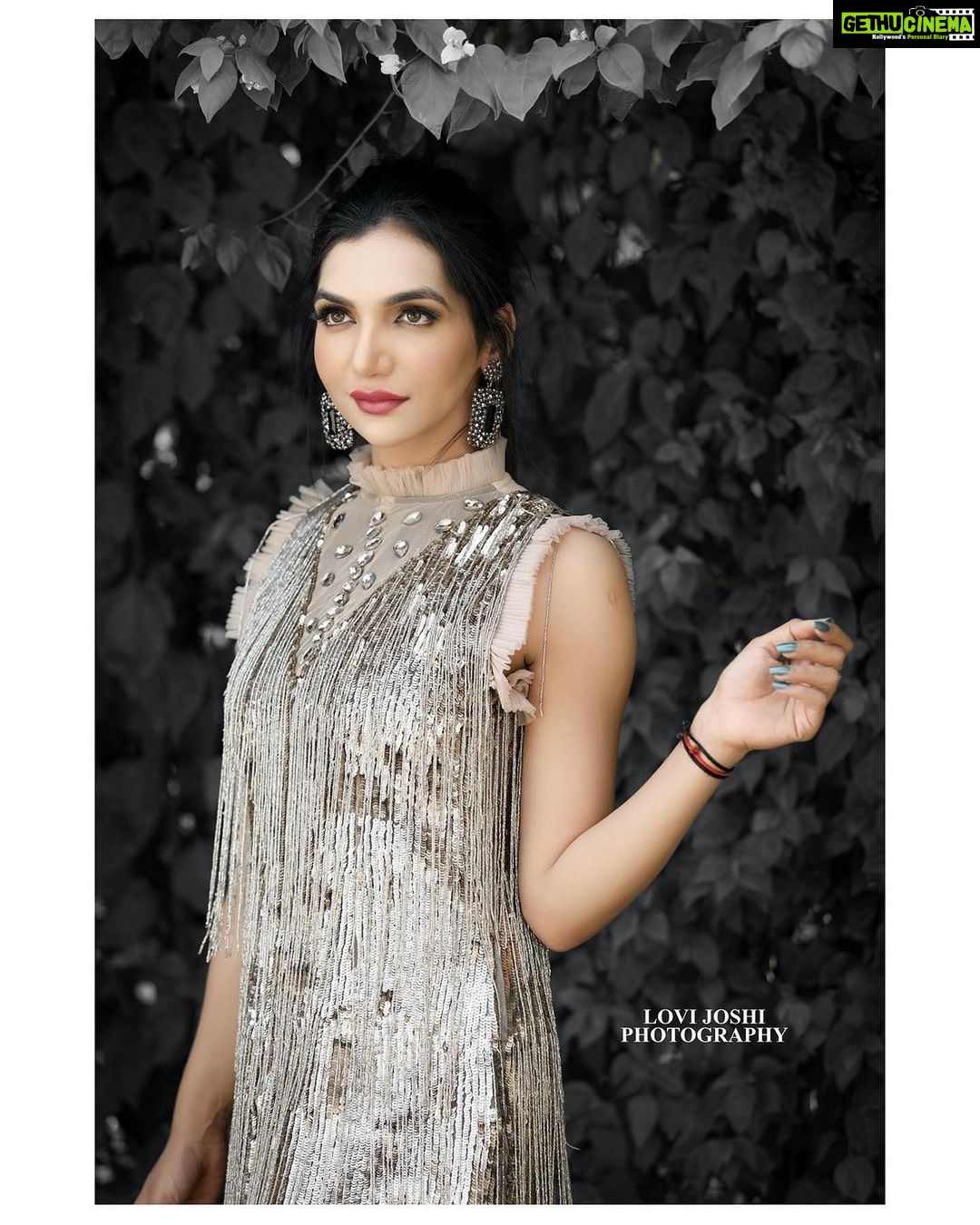 Kriti verma Instagram - Hello weekend 🔥 . . . . . #weekend #kriti #kritiverma #gitter #goldengirl #bts #potd #biggboss #mtv #roadies #bigboss #tallgirl #actor #actorslife #model #anchor #dancer #musicvideo #stageshow