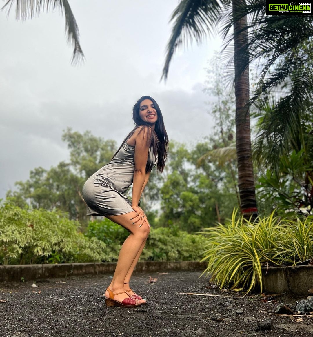 Kriti verma Instagram - Just enjoying the monsoons 🌨 . . . . . . . #kriti #kritiverma #love #rains #tall #tallgirls #webseries #teacher #comingsoon #actor #model #biggboss #roadies #jaimatadi