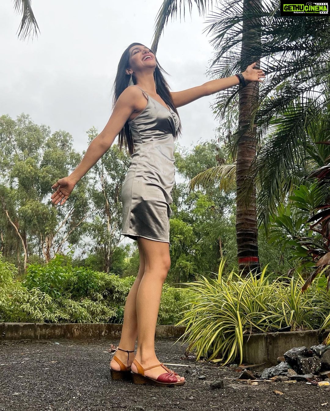 Kriti verma Instagram - Wsp beautiful?? 🦋 Well I was talking about the weather..what did u think 🤷🏼♀️ . . . . . . . . #kriti #kritiverma #model #actor #webseries #comingsoon #teacher #tallgirl #shootdiaries #jaimatadi🙏🏻 #explore #foryou #foryourpage #rainyday