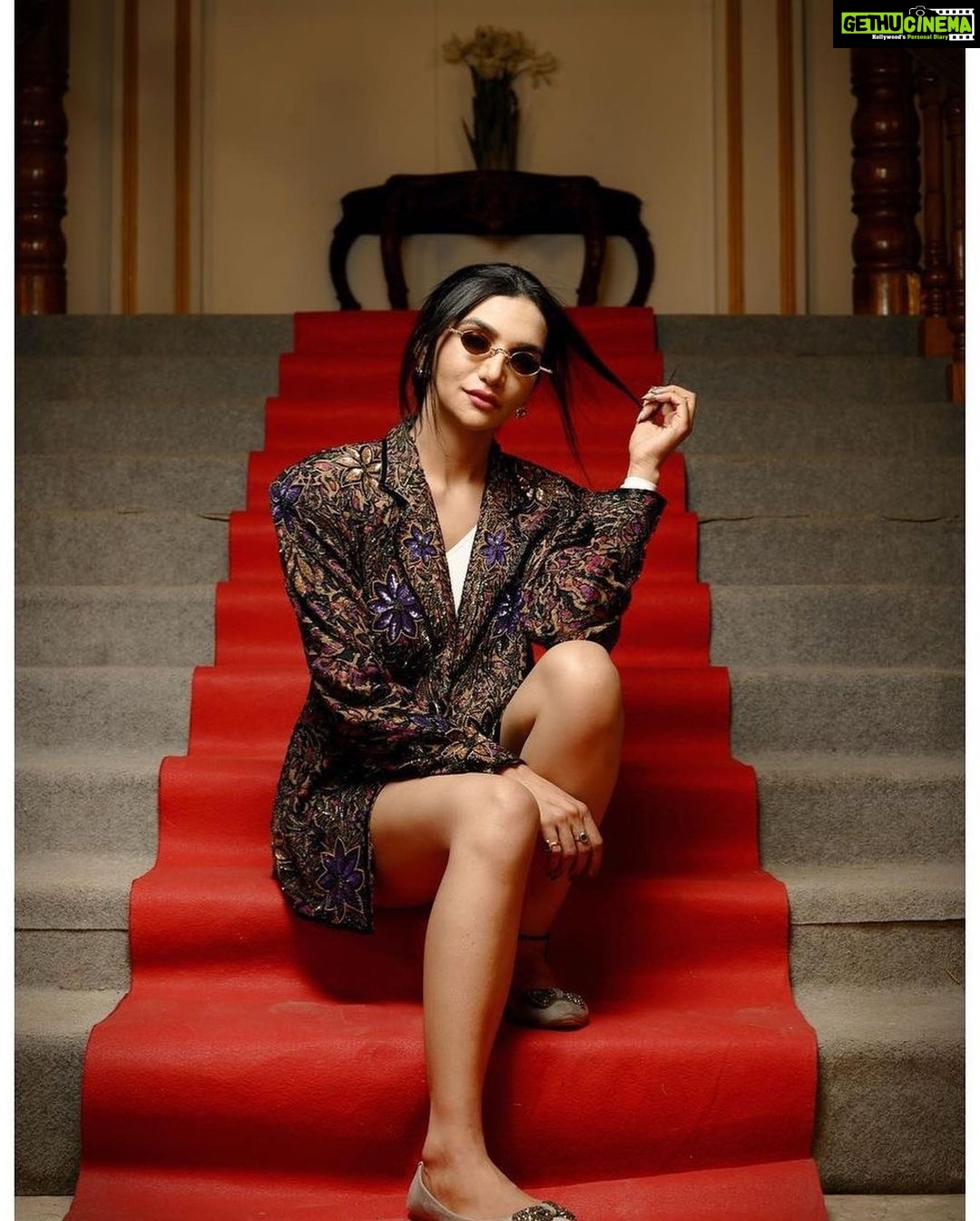 Kriti verma Instagram - A few pics from my latest song #kalakalachashma 😎🧿 . . . . . . #shootdiaries #hotpants #glitter #suit #kriti #kritiverma #biggboss #roadies #mtv #musicvideo #tallgirl #model #actor #actorslife🎬 #jaimatadi🙏🏻🧿❤️
