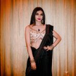 Kriti verma Instagram - Hanji kidda ??🔥🔥 Pc - @indu_studio_by_golumolu . . . . . #kriti #kritiverma #ethnic #saaree #biggboss #roadies #tallgirl #model #actor #love #punjaban #mumbai #delhi #jaimatadi 🙏🏻🧿 Mayfair Lake Resort, Naya Raipur