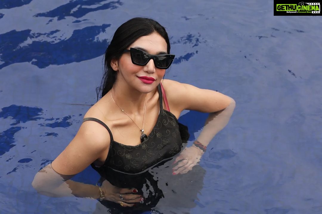 Kriti verma Instagram - Pool time 😎🥰🧿 . . . . . #potd #poolparty #family #love #delhite #mumbaikar #kriti #kritiverma Downtown