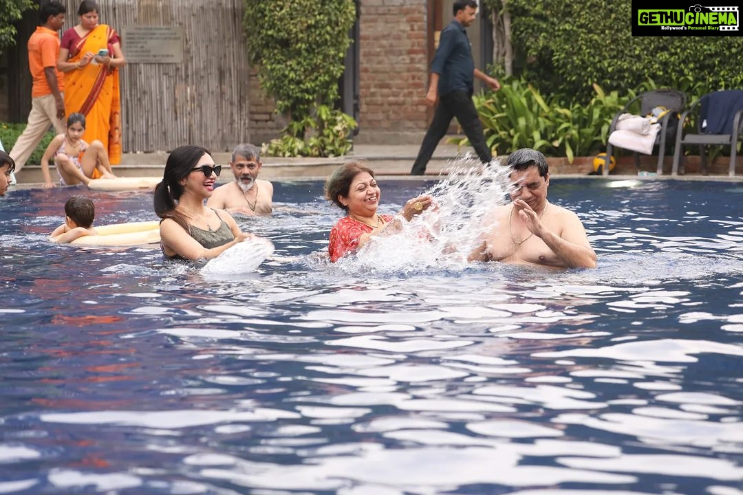 Kriti verma Instagram - Pool time 😎🥰🧿 . . . . . #potd #poolparty #family #love #delhite #mumbaikar #kriti #kritiverma Downtown