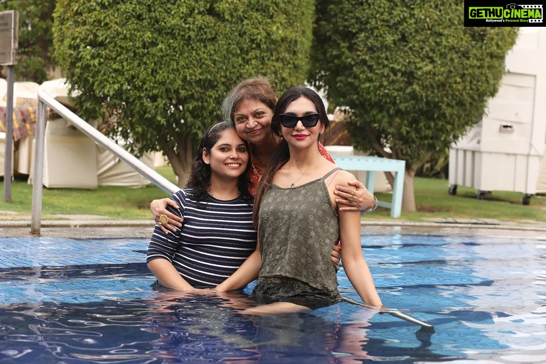 Kriti verma Instagram - Pool time 😎🥰🧿 . . . . . #potd #poolparty #family #love #delhite #mumbaikar #kriti #kritiverma Downtown