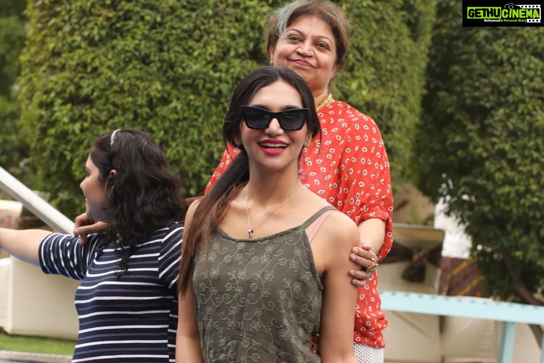 Kriti verma Instagram - Pool time 😎🥰🧿 . . . . . #potd #poolparty #family #love #delhite #mumbaikar #kriti #kritiverma Downtown