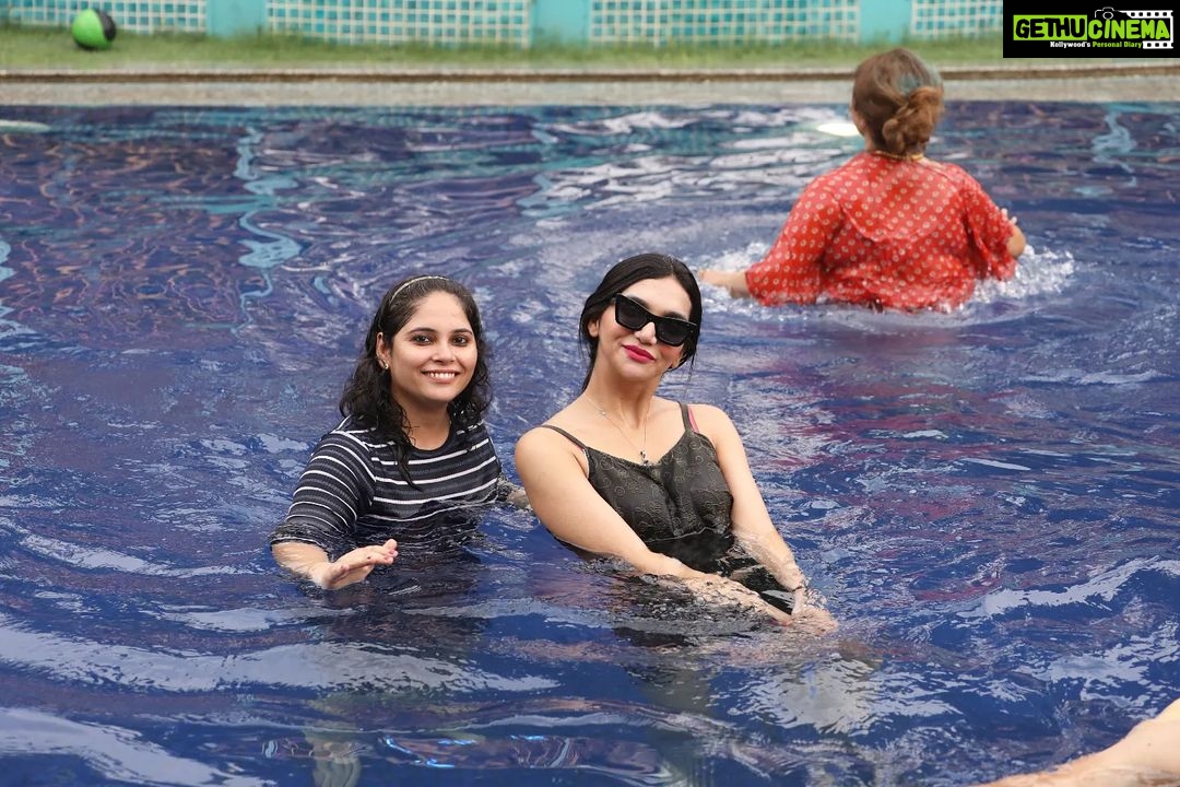 Kriti verma Instagram - Pool time 😎🥰🧿 . . . . . #potd #poolparty #family #love #delhite #mumbaikar #kriti #kritiverma Downtown
