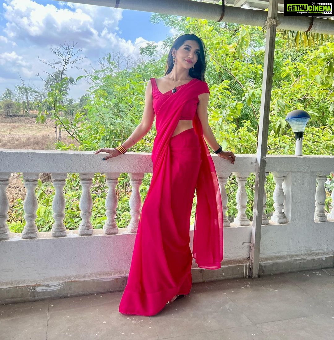 Kriti verma Instagram - Very thing is better in pink 🌸 . . . . . . . #saaree #ethnic #love #pink #kriti #kritiverma #tallgirl #biggboss #roadies #mtv #actor #actorslife #jaimatadi🙏🏻 Kharghar, Mumbai