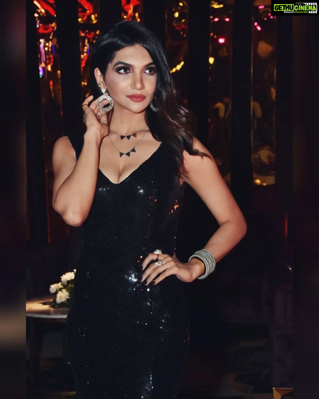 Kriti verma Instagram - A few clicks for the camera 🧿 . . . . . . #black #poses #kriti #kritiverma #tallgirls #potd #saturdayvibes #actor #event #jaimatadi🙏