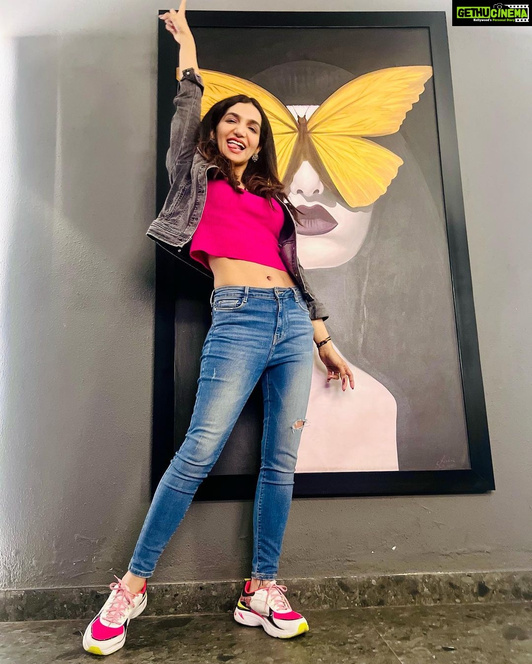Kriti verma Instagram - Some of u are unaware of just how amazing you really are. The way you make people laugh, lift others up or spread some extra love . You do this even though you are struggling too & I think that makes you such a fucking beautiful human being 😍🥰❤️ . . . . . . . #pink #love #mask #lifeisamask #blue #jeans #sketchers #only #tallgirl #laugh #smile #lifeisshort #jaimatadi🙏🏻🧿 Tokio Jaipur