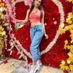 Kriti verma Instagram - Ohh baby girl..life is not a bed f roses🥀 . . . . . . . #roses #kriti #kritiverma #biggboss #mtv #roadies #tallgirl #croptop #loosejeans #sketchers #pink #blue #glitter #trending #viral #foryou #foryourpage #explore #jaimatadi🙏🏻