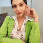 Kriti verma Instagram - Lost in deep thoughts?? Weather i should eat this marigold or not😂😋 . . . . #green #shootready #bts #actpr #actorslife #corporate #whiteshirt #makeup #tbjjn #terebinajiyajaayena #serial Cherish Studios