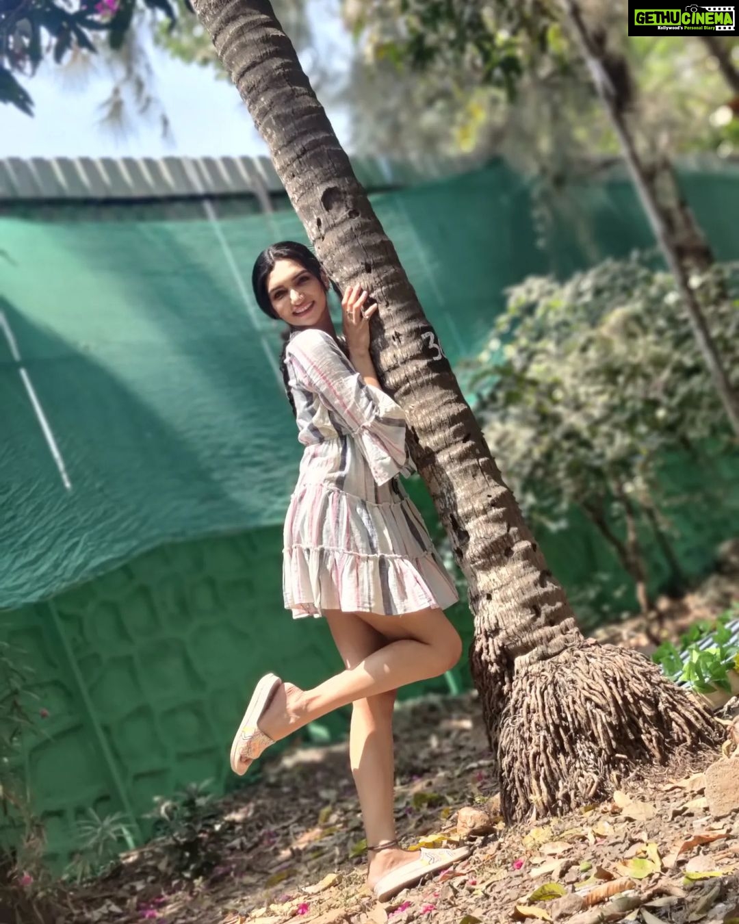 Kriti verma Instagram - Happy Sunday Vibes 🎊🎉 . . . . . #potd #shortdress #colorful #white #bts #actor #actorslife #happyfaces #sunnyday #tallgirl #kriti #kritiverma #tbjjn #explore #foryou Cherish Studios