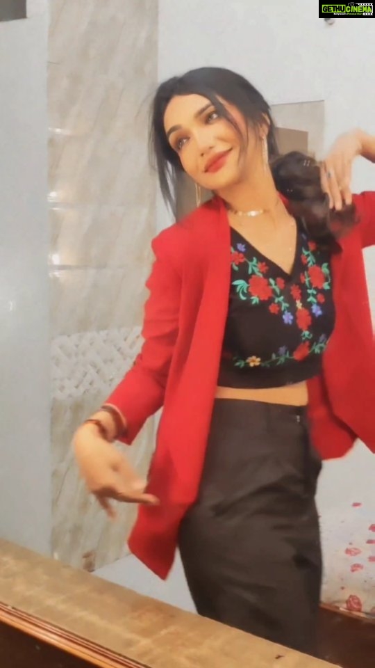 Kriti verma Instagram - Uff @kritivermaofficial 🔥 My fav color is red.. what's yours ??? 🌹 . . . . . #reeltoreel #reelsinstagram #reelkarofeelkaro #red #dance #khabartenukoina #nakhre #