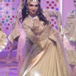 Kriti verma Instagram - Some moments captured from the last Dance Show at #GopalGuthka Family Wedding Event. Did #pakeezah and trust me.. nothing is more graceful than our own Indian Culture❤️🔥 Outfit - @coutureisabis Makeup - @facegamesby_kashyap Pc - @harrymovies A.dot Gurgaon