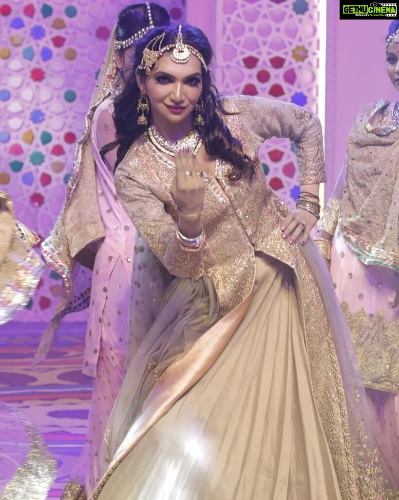 Kriti verma Instagram - Some moments captured from the last Dance Show at #GopalGuthka Family Wedding Event. Did #pakeezah and trust me.. nothing is more graceful than our own Indian Culture❤️🔥 Outfit - @coutureisabis Makeup - @facegamesby_kashyap Pc - @harrymovies A.dot Gurgaon