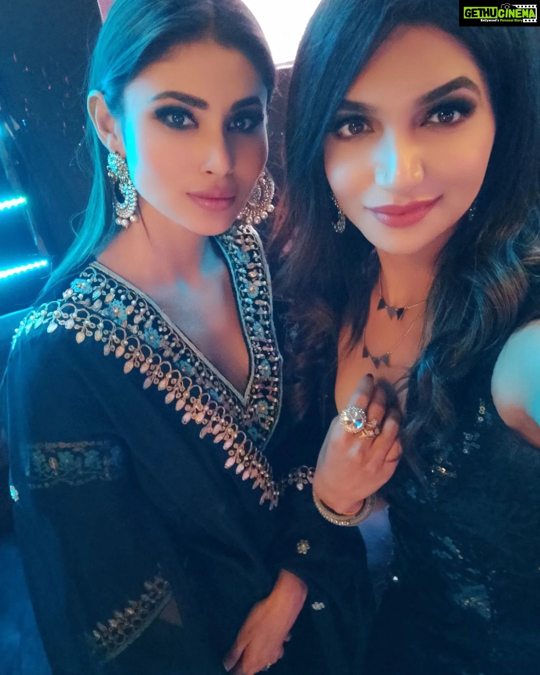 Kriti verma Instagram - It's a NOIR World. Unfair things Happen!! @kritivermaofficial @imouniroy . . . . . #noir #black #love #event #show #hosting #ancgoring #kriti #blackdress #mouniroy #insta #saturday