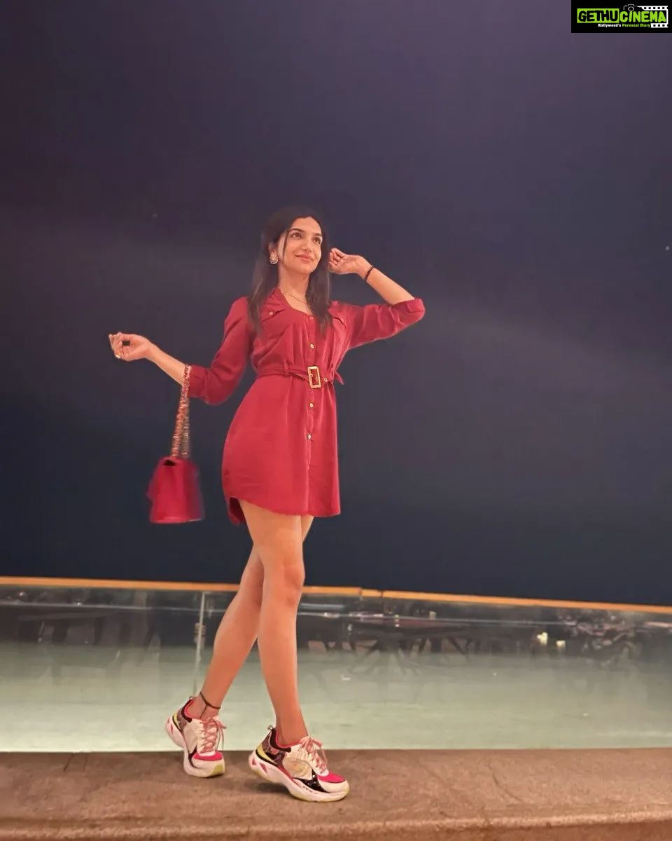 Kriti verma Instagram - Some blurry moments just like phases in life 😑🌚 @kritivermaofficial . . . . . #kriti #kritiverma #instapost #shortdress #red #redbag #sneakers #sketchers #longlegs #tallgirl #actpr #anchor #dancer #dinner Estella juhu