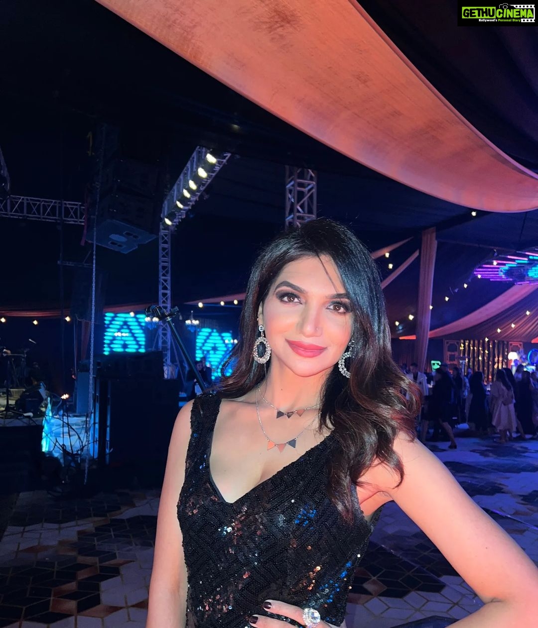 Kriti verma Instagram - Black as devil, hot as hell, pure as an angel , sweet as ❤️ . . . . . #blackdress #beauty #biggboss #roadies #kriti #kritiverma #tallgirl #host #dancer #actor #performer #stageshow #jaimatadi🙏
