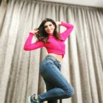 Kriti verma Instagram - UNFUCK YOURSELF!! Be who you were before all the stuff happened that dimmed your fucking shine 👊🏻 . . . . #instapost #potd #instadaiky #kriti #kritiverma #jeans #croptop #curlyhair #pink #poses #tallgirl #smile #actor #model #biggboss #roadies #anchor