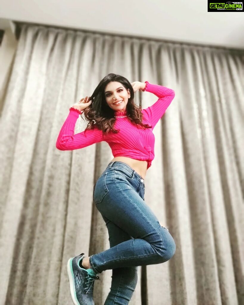 Kriti verma Instagram - UNFUCK YOURSELF!! Be who you were before all the stuff happened that dimmed your fucking shine 👊🏻 . . . . #instapost #potd #instadaiky #kriti #kritiverma #jeans #croptop #curlyhair #pink #poses #tallgirl #smile #actor #model #biggboss #roadies #anchor