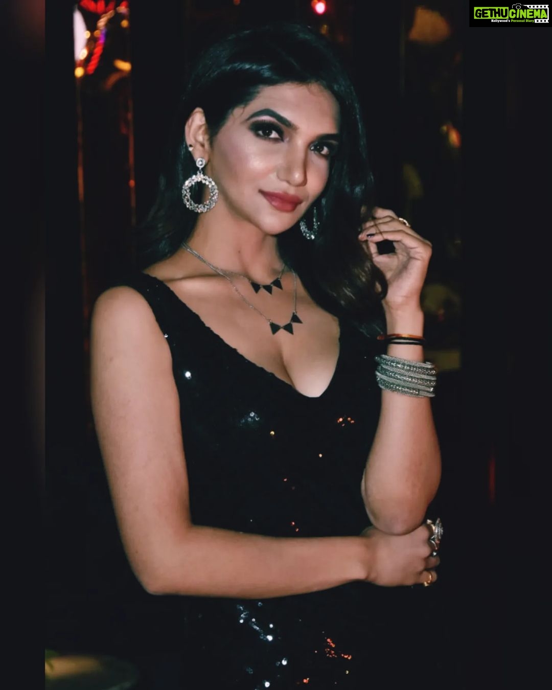 Kriti verma Instagram - A few clicks for the camera 🧿 . . . . . . #black #poses #kriti #kritiverma #tallgirls #potd #saturdayvibes #actor #event #jaimatadi🙏