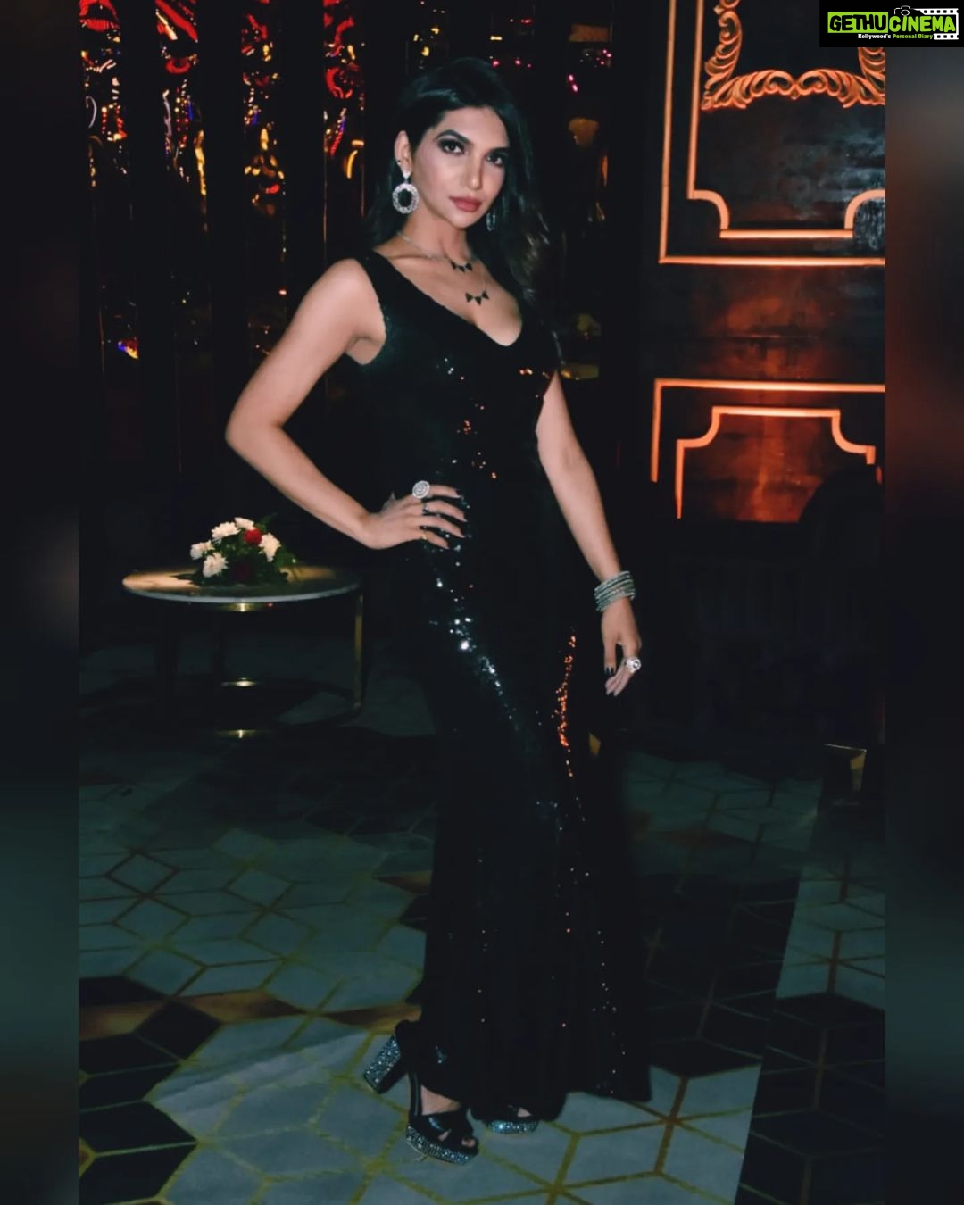 Kriti verma Instagram - A few clicks for the camera 🧿 . . . . . . #black #poses #kriti #kritiverma #tallgirls #potd #saturdayvibes #actor #event #jaimatadi🙏