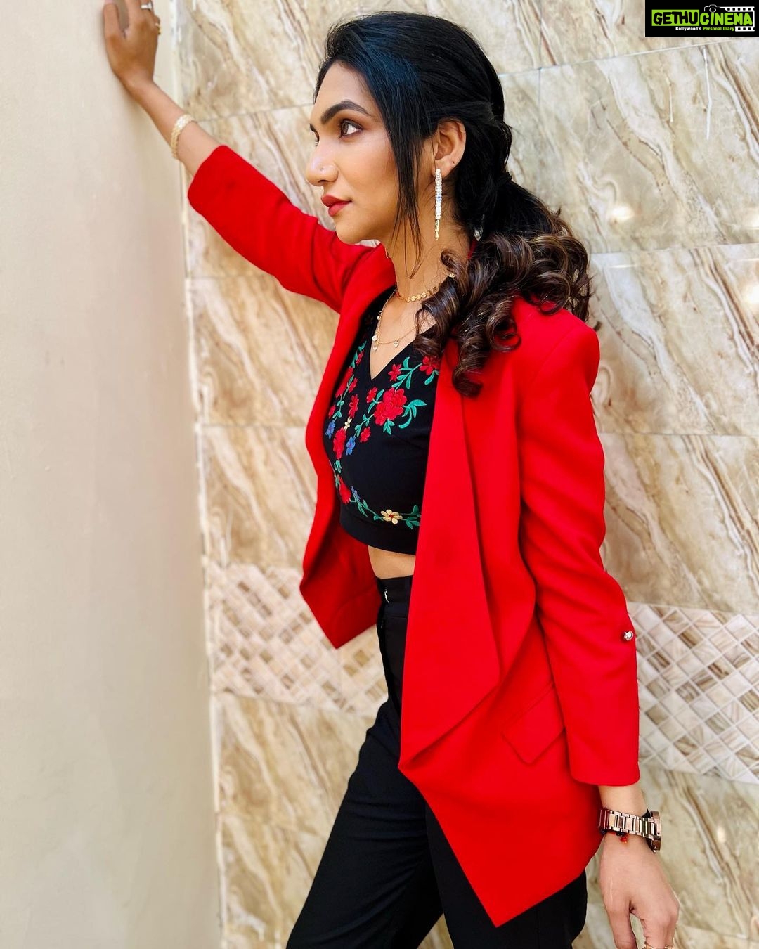 Kriti verma Instagram - Sometime..I just don’t feel like smiling..or may be..most of the times 🥀 . . . . . . #kriti #kritiverma #red #bts #shootdiaries #tbjjn #biggboss #mtv #roadies #terinaar #record #simranthelostsoul #mtvbcl4 #haveli #dora #jaimatadi🙏🏻 Cherish Studios