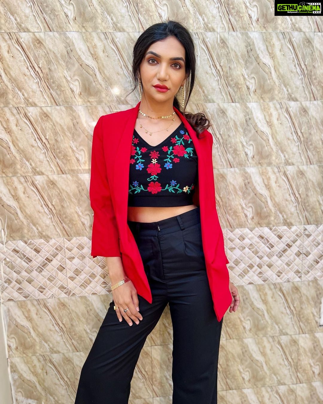 Kriti verma Instagram - Sometime..I just don’t feel like smiling..or may be..most of the times 🥀 . . . . . . #kriti #kritiverma #red #bts #shootdiaries #tbjjn #biggboss #mtv #roadies #terinaar #record #simranthelostsoul #mtvbcl4 #haveli #dora #jaimatadi🙏🏻 Cherish Studios