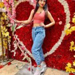 Kriti verma Instagram - Ohh baby girl..life is not a bed f roses🥀 . . . . . . . #roses #kriti #kritiverma #biggboss #mtv #roadies #tallgirl #croptop #loosejeans #sketchers #pink #blue #glitter #trending #viral #foryou #foryourpage #explore #jaimatadi🙏🏻