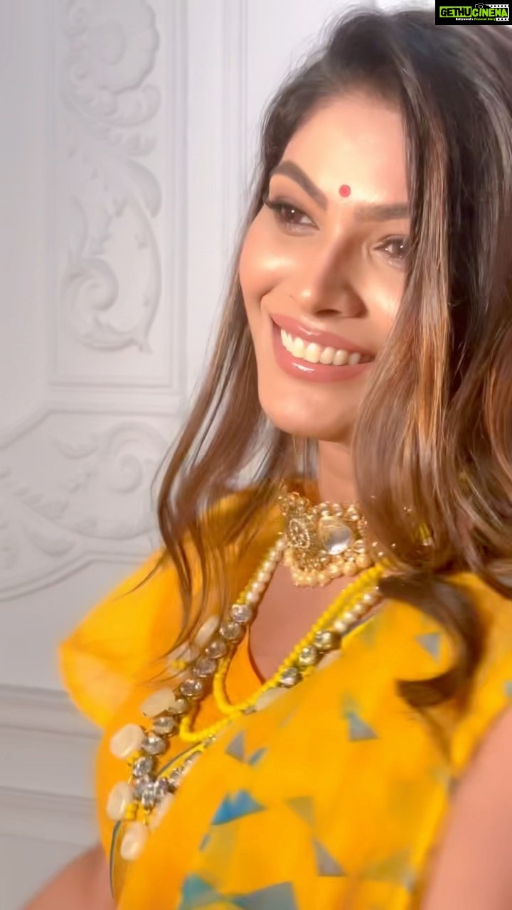Lopamudra Raut Instagram - A tad bit drama in between shots hurt no one #reels #bollywood #india #lopamudraraut