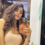 Lopamudra Raut Instagram - Thats honesty right there ! They say mirrors don’t lie. 😇 #mirrorselfie