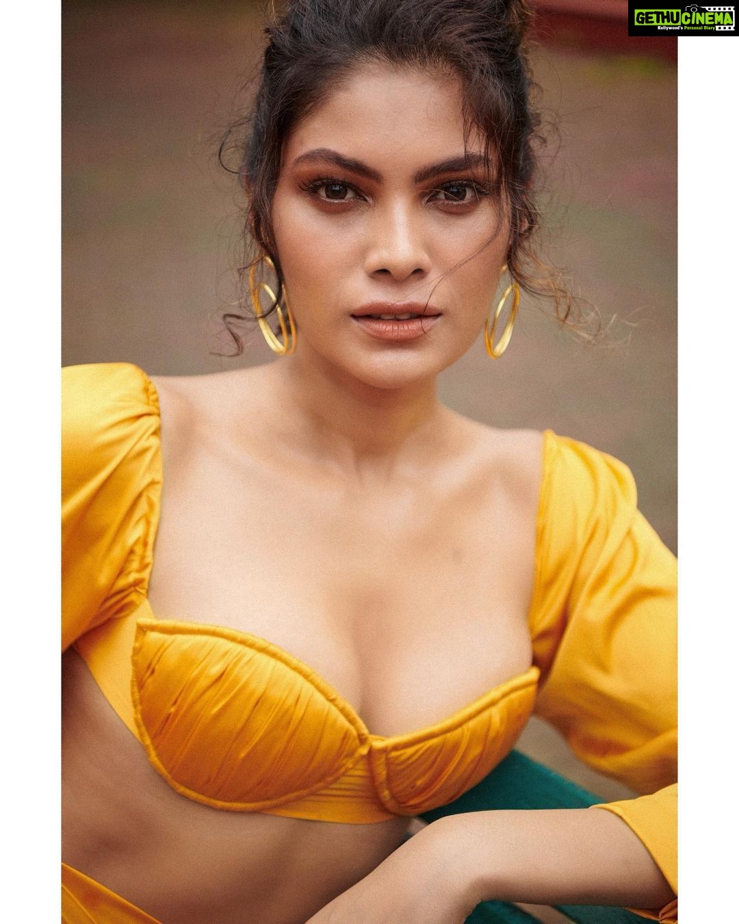 Lopamudra Raut Instagram - 🌻 shot by @kunalgupta91 makeup and hair by @nilamkenia styled by @mahek.sutariya jewellery by @antarez.jewels Golden Swan Country Club