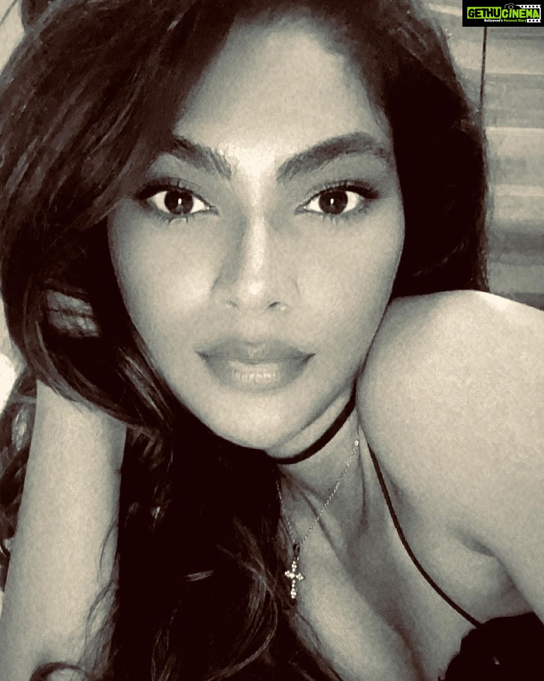Lopamudra Raut Instagram - Fri yay ! #blackandwhite