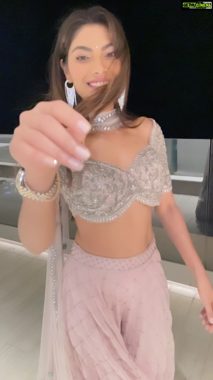Lopamudra Raut Instagram - Munde Pagal ne sare ?? Wearing @karishmaashita 🌸 #apdhillon #diwali #ootdfashion