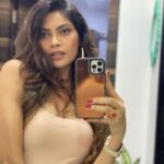 Lopamudra Raut Instagram – Thats honesty right there ! They say mirrors don’t lie. 😇  #mirrorselfie